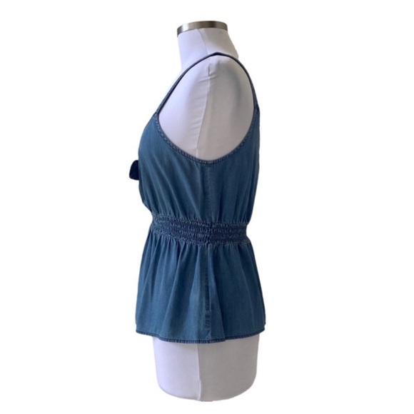 NEW Express Chambray Sleeveless V-Neck Smocked Waist Top Size Medium - Picture 2 of 3